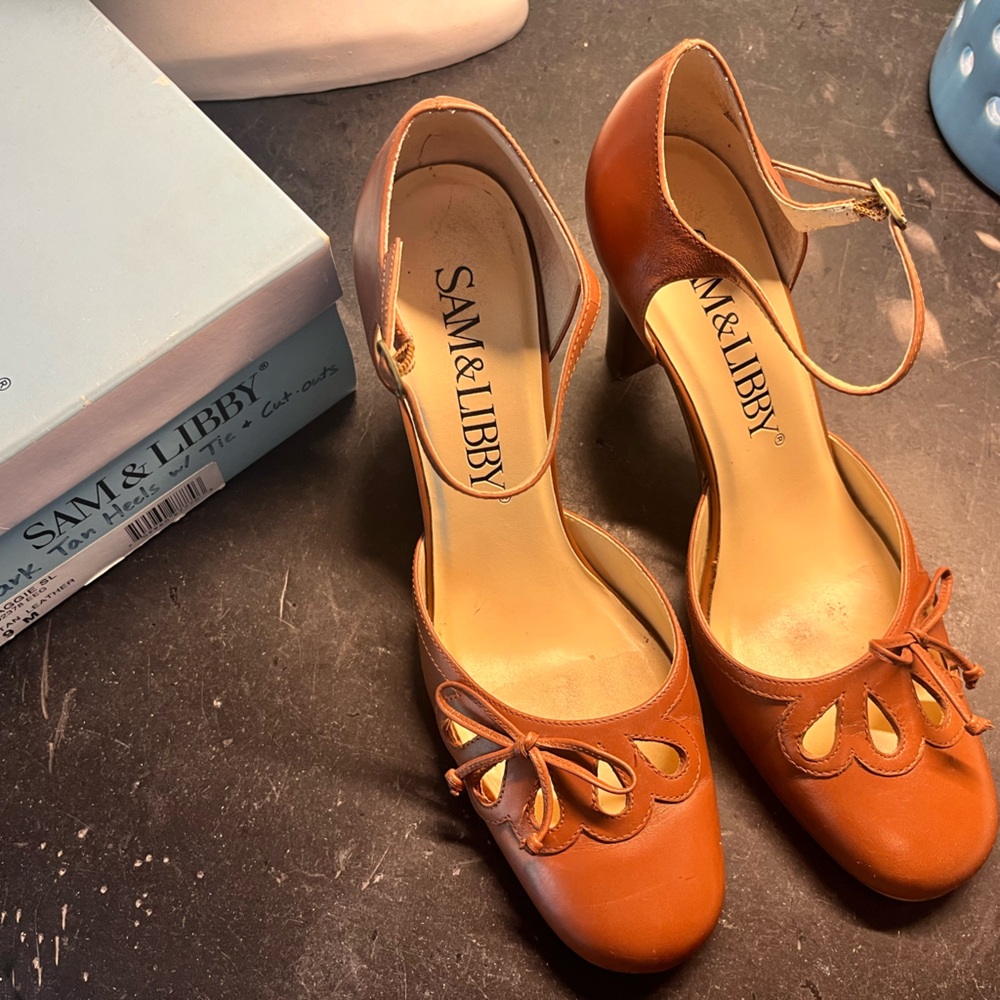 Sam & Libby Tan Leather Heels with Vintage 40s Vibe